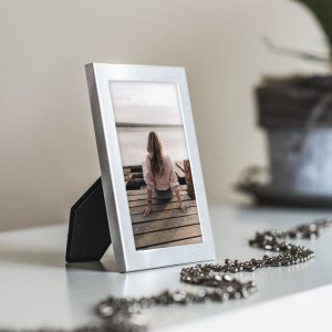 Hama aluminium fotolijst Riva 10x15 cm zilver met tafelstandaard en hanger
